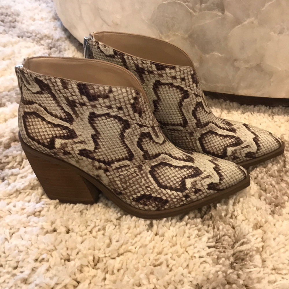 Vince Camuto Ginsel Bootie NWOT
